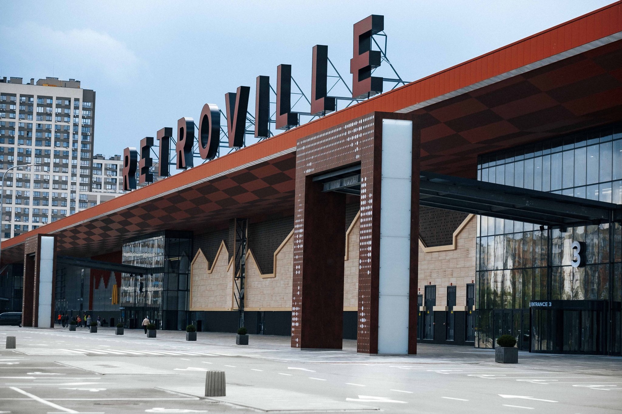 ТРЦ Retroville в Києві відкрився у повному форматі: найвідоміші бренди, величезний фуд-корт, знижки та розваги (фотоогляд)