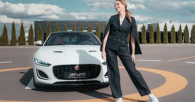 Реклама тижня: Нова пошта, Nike, Friday, Jaguar та Катя Осадча