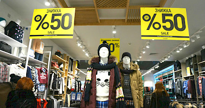 Плохая погода: теплая зима заморозила продажи украинских магазинов одежды и обуви