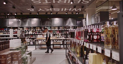 Литовский журналист о GoodWine: Роскошные автомобили с бандитами и девушки, ищущие богатых мужей