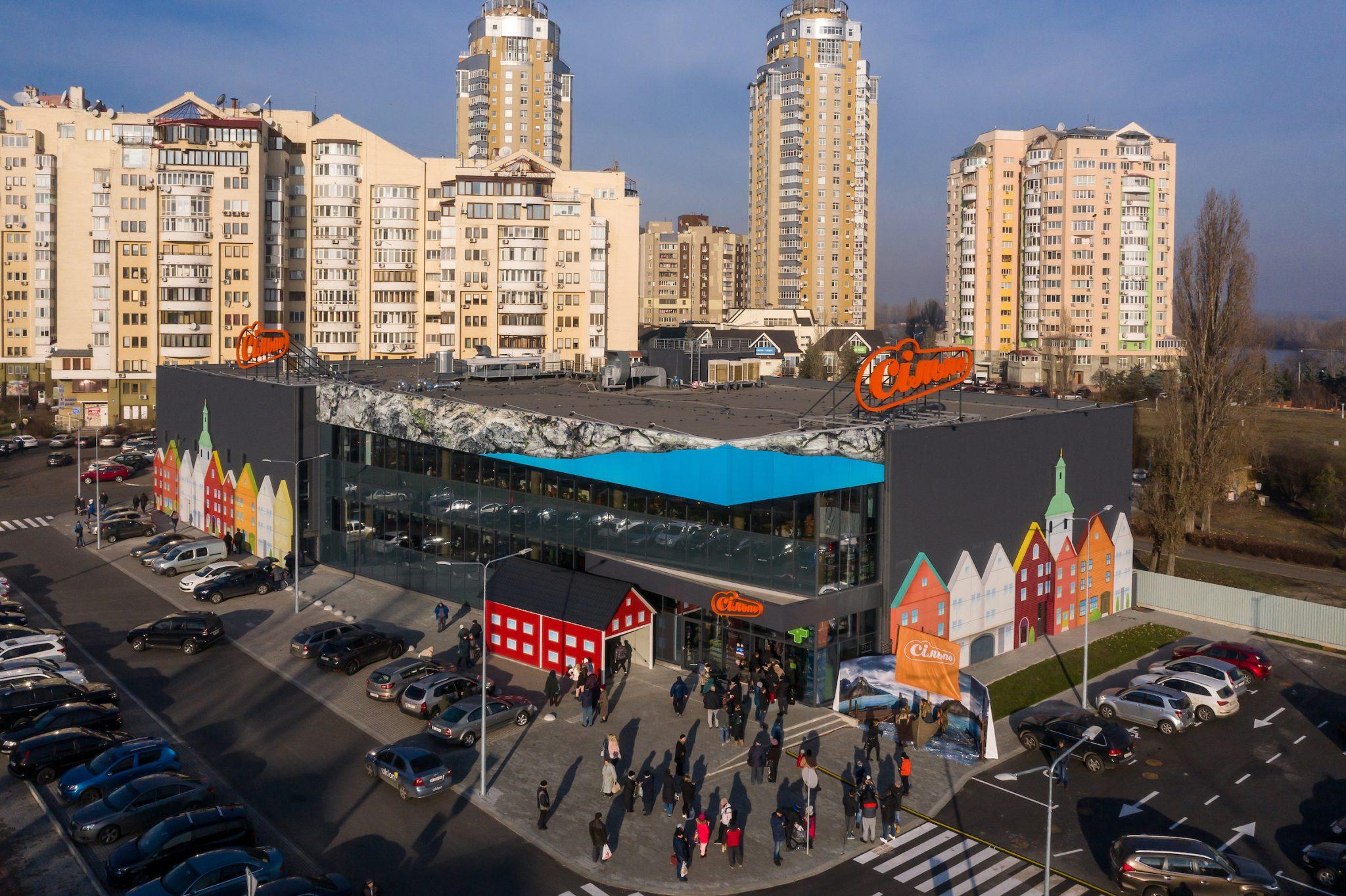 Заморские гости: как выглядит новый двухэтажный Сільпо в “варяжском” стиле в Киеве (фотообзор)