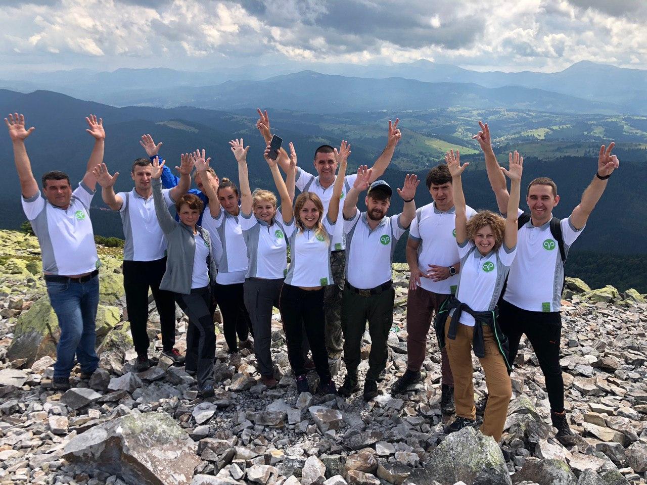 Команда ТМ «Родинна ковбаска» підкорила гору Хом’як та пройшла тренінг із емоційного інтелекту