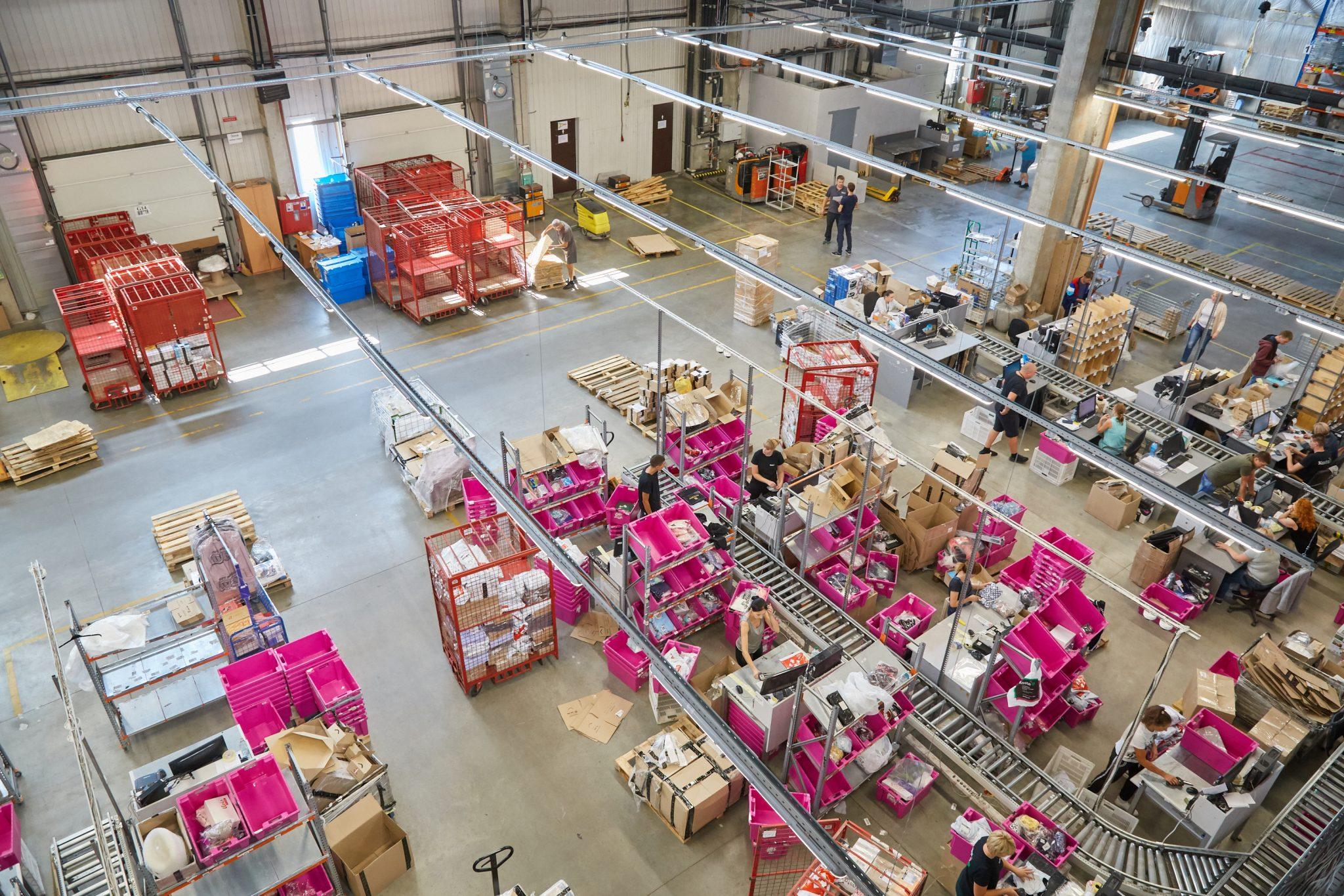 За кулисами Kasta: как новый склад компании отправляет до 50 000 заказов в день (фоторепортаж)