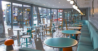 Cherchez le burger: как выглядит дизайнерский ресторан McDonald’s в Париже (фотообзор)