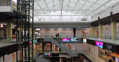 У Києві розпочав роботу ТЦ Oasis: поки що в ньому відкрилися лише Varus і KFC (+фото)