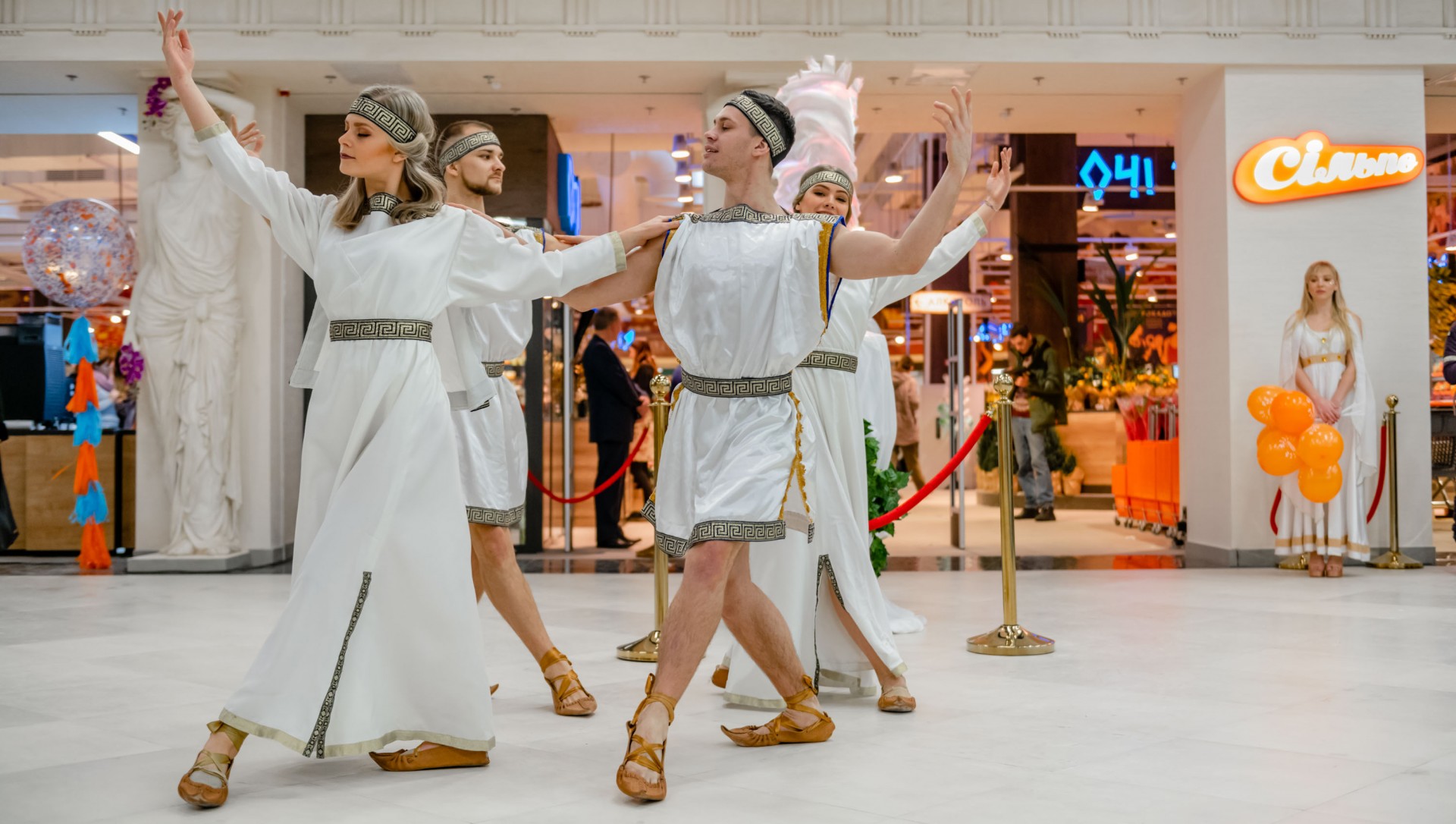 В греческом зале: как выглядит Сільпо в Античном стиле в ТРЦ Европарк (фоторепортаж)