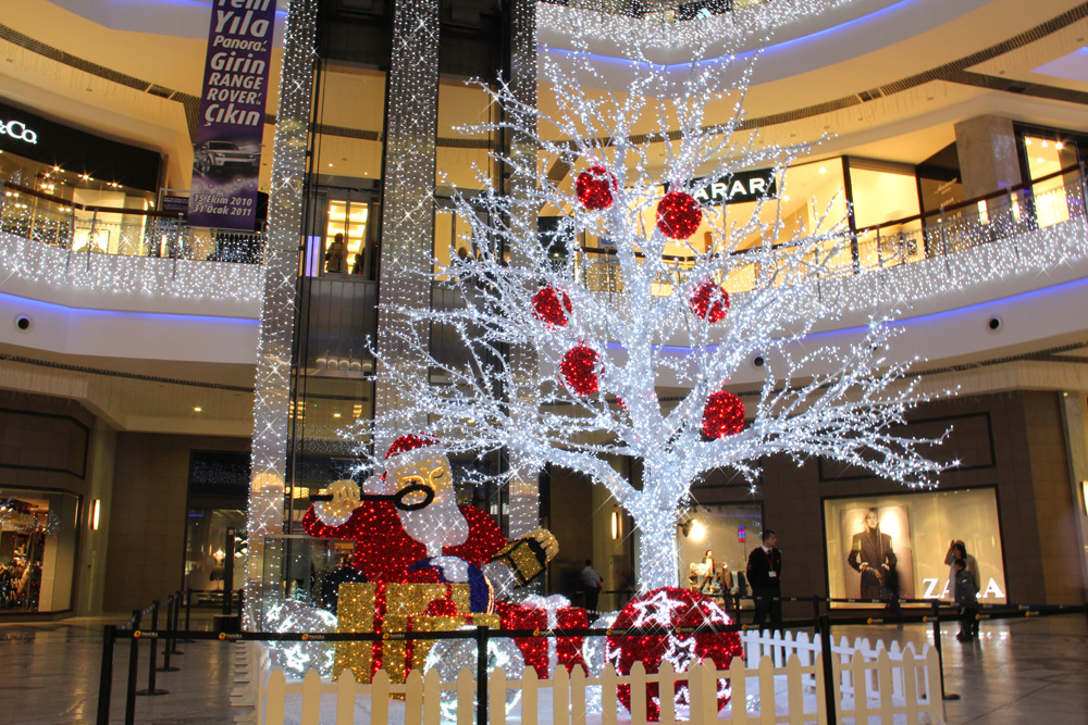Досвід ТРЦ Gulliver: що потрібно враховувати при новорічному оформленні ТРЦ і вітрин магазинів