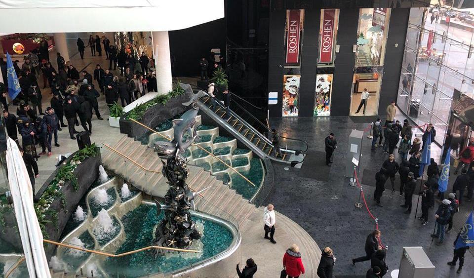 “Мы взяли под контроль Ocean Plaza”: “свободовцы” объявили о захвате ТРЦ (видео)