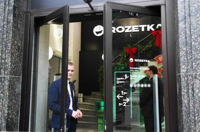 Hi-tech в советских интерьерах: как выглядит магазин Rozetka на Крещатике (фоторепортаж)
