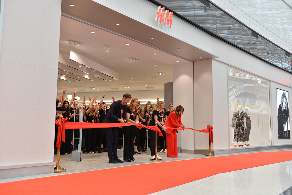 Шведы в Киеве: первые фотографии из первого в Украине магазина H&M