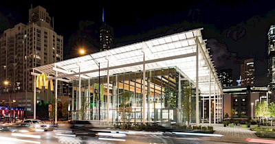 У дусі Стіва Джобса: McDonald’s відкрила ресторан, схожий на Apple Store (+ фото)