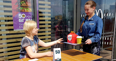 Сидіть, не турбуйтеся: McDonald’s в Києві на Окружній почав обслуговувати відвідувачів за столиками