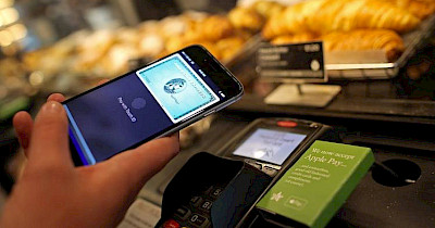З iPhone в АТБ: мережа дискаунтерів впровадила оплату за допомогою Apple Pay