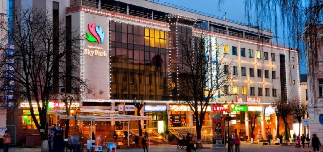 Спірні метри: вінницький ТРЦ SkyPark виселяє магазин Adidas