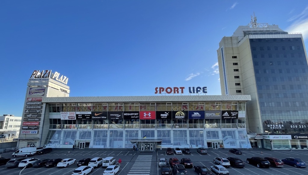 Після обстрілу столичний ТРК Plaza Sport Outlet майже повністю відновив роботу