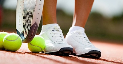 Хард чи ґрунт: як вибрати жіноче тенісне взуття під покриття і стиль гри